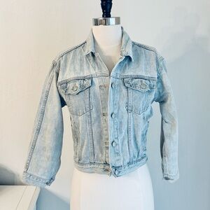 Gap Women’s Cropped Light Wash Denim Jacket, Size Small